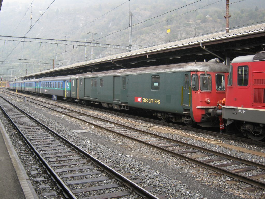 Aus dem Archiv: In der Fahrplanperiode 2010 verkehrte ein Regio Domodossola-Brig in Doppeltraktion, also zwei EWII Pendel zusammen, wobei einer geschlossen war. Im Bild ist der vordere Pendel, welcher geffnet war, mit dem Dt 50 85 92-33 935-4, Brig, 16.10.2010.