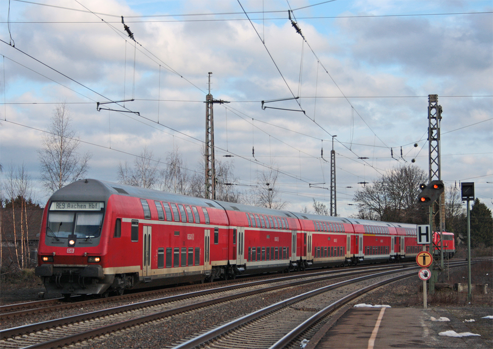Aus dem Archiv: RE9 nach Aachen mit Schublok 111 156 bei der Einfahrt in Eschweiler Hbf, ab Fahrplanwechsel Dez. 2010 fhrt hier die DB Regio Rheinland mit Talent 2 und Loks der BR120 + Dosto, 21.2.10