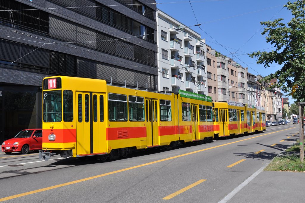 Aus dem Be 4/8 214 ist wieder ein Be 4/6 geworden. Die BLT baut diverse Be 4/8 zu Be 4/6 um. Der Snfteteil wird abgebrochen. Der Druckluftschlauch und das Stromkabel wird hinten auch enternt Die Aufnahme stammt vom 18.08.2012.
