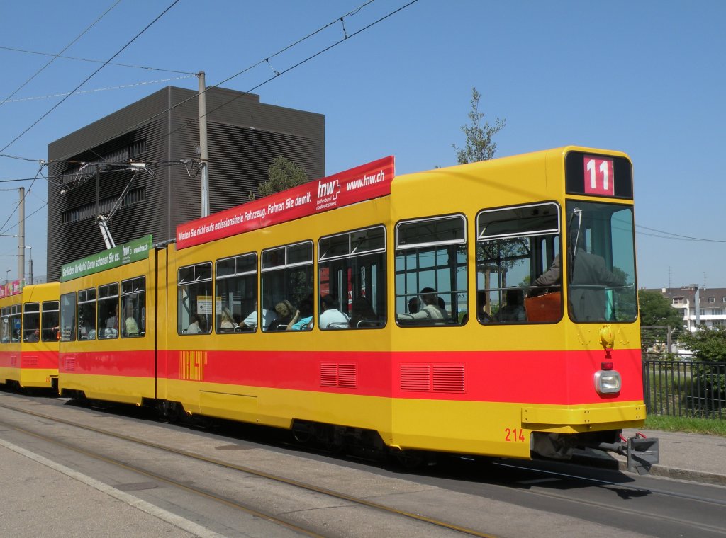 Aus dem Be 4/8 214 ist wieder ein Be 4/6 geworden. Die BLT baut diverse Be 4/8 zu Be 4/6 um. Der Snfteteil wird abgebrochen. Der Druckluftschlauch und das Stromkabel wird hinten auch enternt Die Aufnahme stammt vom 07.09.2012.