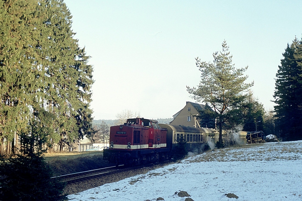 Aus dem Dia-Archiv: 110 018 + 8669 nach Abfahrt am Hp L�ssau an der Strecke Sch�nberg (Vogtl.) - Schleiz, damals noch als KBS474 im Kursbuch der DR bezeichnet. (31.01.1991) 