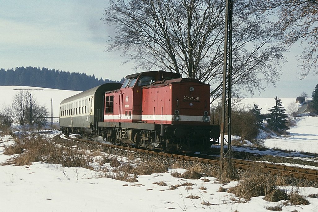 Aus dem Dia-Archiv: 202 240 mit RB8659 hat soeben den Hp Oschitz verlassen, der Schleizer Ortsteil Oschitz liegt aber ebenfalls weit entfernt. (27.02.1996)
