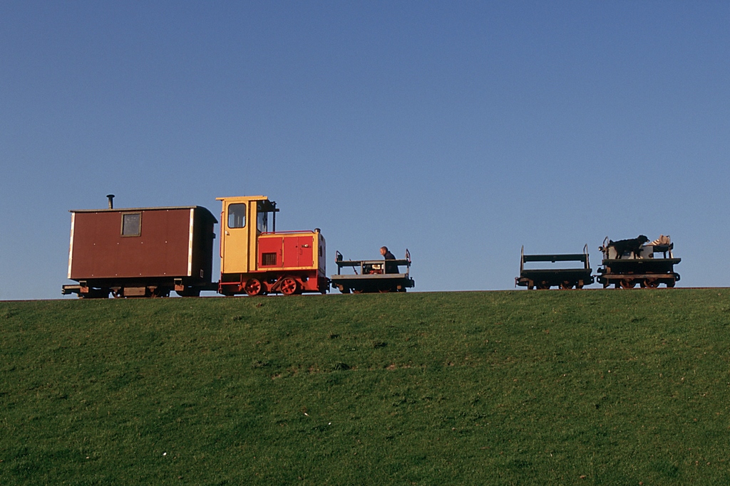 Aus dem Dia-Archiv: Halligbahn Lttmoorsiel - Nordstrandischmoor / Frhstckspause in der Spitzkehre auf dem Deich am Lttmoorsiel am 15.09.2006. Es haben sich versammelt v.l.n.r. Aufenthaltswagen Nr.1 + Lok o. Nr. des ALR (Schma CHL-20G, Bj. 1998, Serien-Nr. 5540) + Lore 4 und ein weiterer Lorenzug bestehend aus der Lore 1 + einem Wagen.