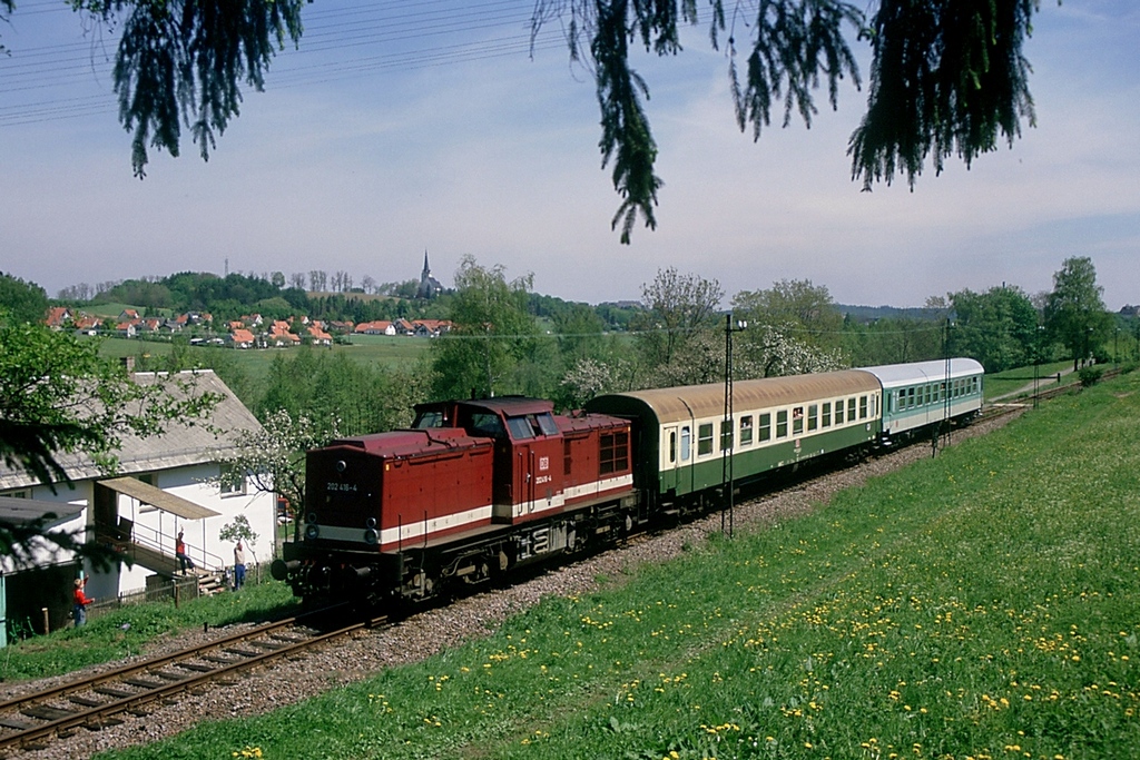 Aus dem Dia-Archiv: Unmittelbar am Hp Glcksmhle-Mnchgrn ist 202 416 mit RB8660 unterwegs nach Saalburg am 29.05.1996. 