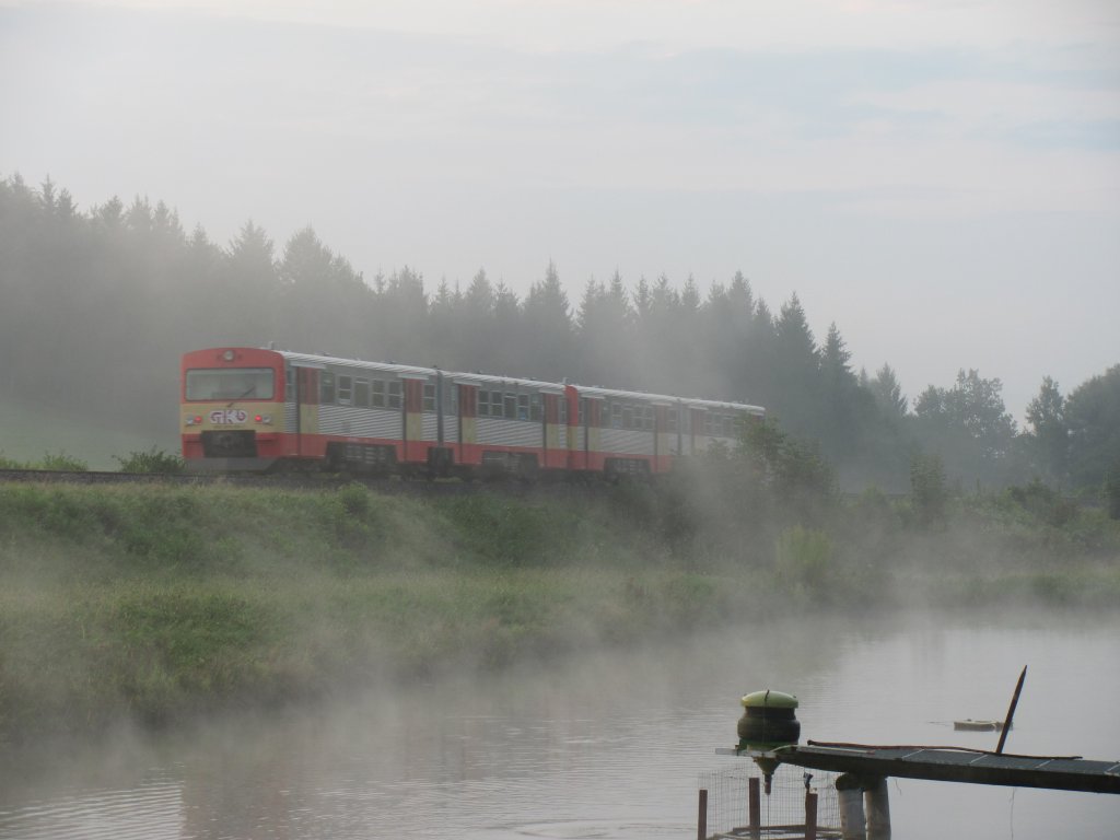 Aus dem dichten Nebel fhrt 8551 richtung Wies Eibiswald , kurz vor der Hst Hollenegg bei den Kres-Teichen. 31,08,2011