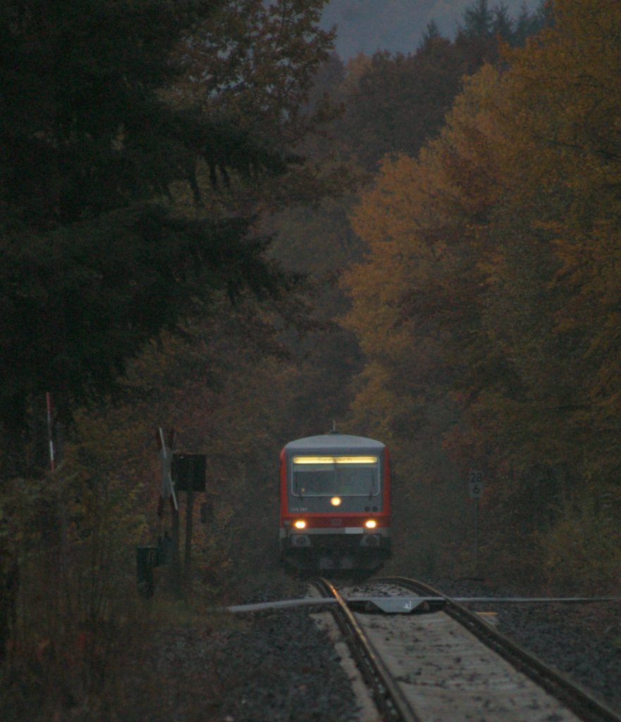 Aus dem dunklen Wald kommt 628 267-7 von Miltenberg nach Seckach, an einem sehr veregneten Nachmittag, in den Bahnhof von Rippberg gefahren. 02.11.2009
