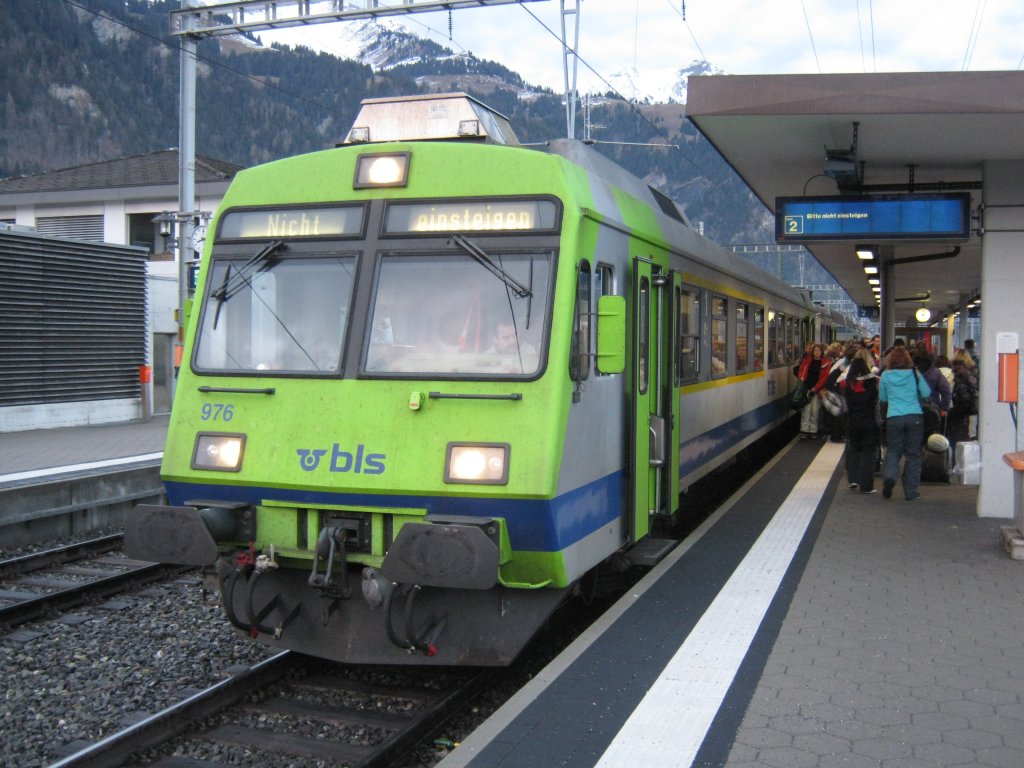 Aus dem Extrazug 30041 (Mnsingen-Frutigen), mit ABt 976, strmen die Menschen hinaus, welche nach Adelboden an AUDI FIS SKI WORLD CUP wollen, 08.01.2011. 