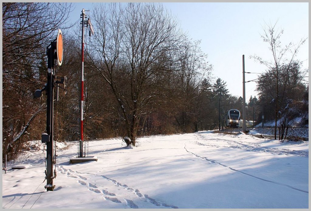 Aus dem Gegenlicht kommt WESTbahn 17514 und passiert die beiden ehemaligen Signale bei Eichgraben. 12.2.12