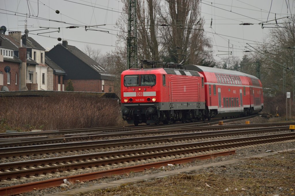 Aus dem Gleisbogen der Kbs 465 in den Rheydter Hbf einfahrend sieht man die 143 932 am Mittwochabend den 10.4.2013 mit ihrem RB 27 Zug aus Koblenz kommend.