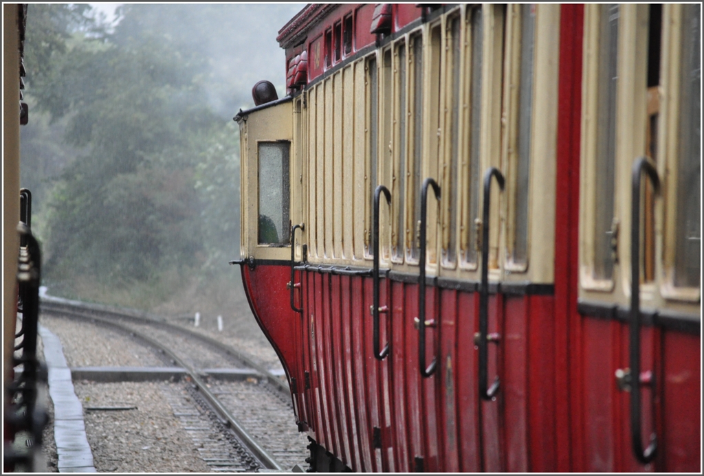 Aus dem Guardvan mit seinem Ercker kann der Zugfhrer den Zug berblicken und kontrollieren, ob all die vielen Tren geschlossen sind. (10.08.2011)