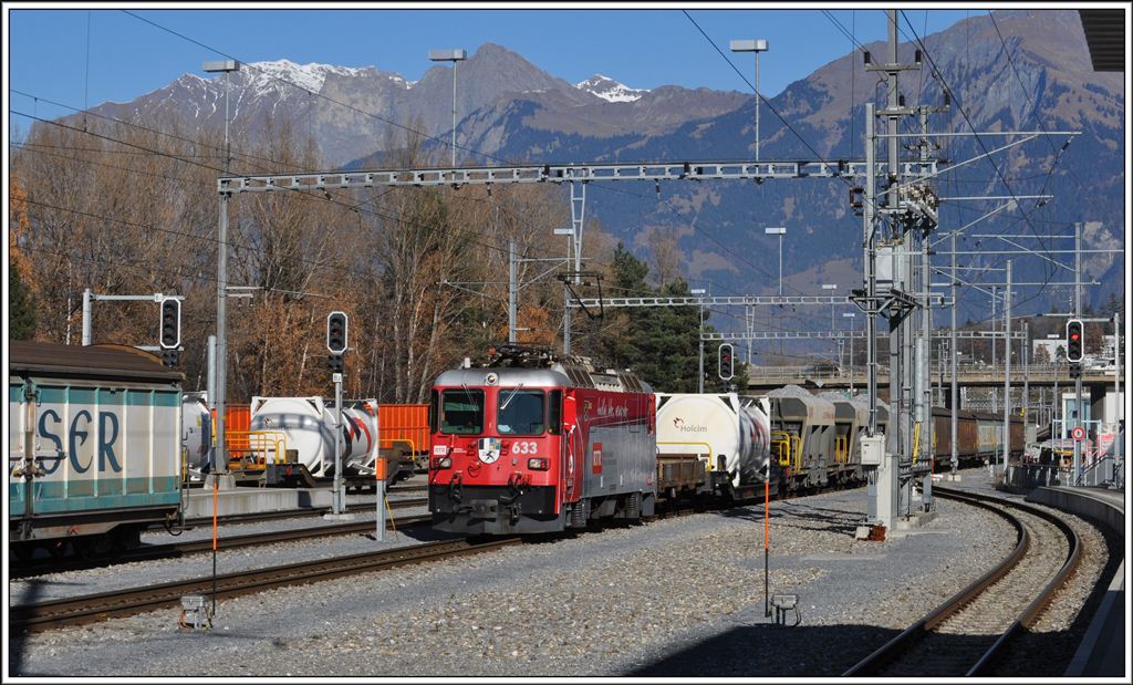 Aus dem Kurzgterzug mit der Ge 4/4 II 633  Zuoz  ist in Untervaz-Trimmis ein stattlicher Gterzug entstanden. (20.11.2012)
