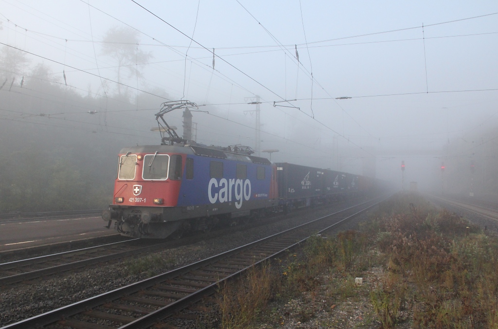  Aus dem Nebel  ... kam 421 397-1 mit Containerzug am 29.09.2011  aus sdlicher Richtung gen Norden. Aufgenommen in Eichenberg.