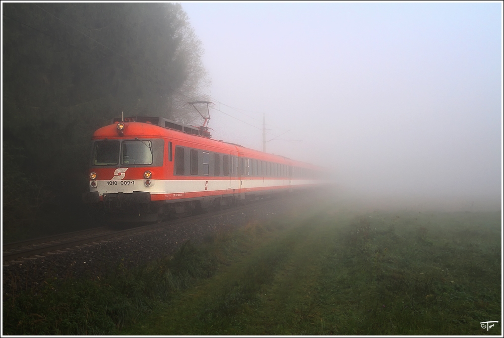 Aus dem Nichts kam ein 4010er :O)
4010 009 der GEG (sterreichische Gesellschaft fr Eisenbahngeschichte), fhrt als Planstrom SDZ von Linz nach Bischofshofen.
Rohr 4.10.2010