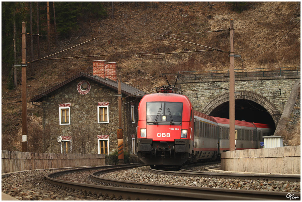 Aus dem Pettenbachtunnel kommend, befhrt 1016 026 mit IC 651  120 Jahre Kapsch  (Wien Meidling-Graz Hbf) das 82m lange Hllgraben Viadukt nahe Pettenbach. 24.3.2012