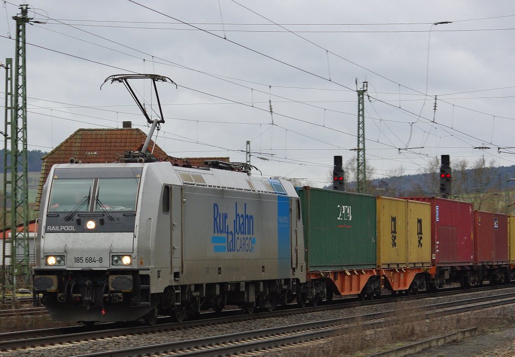 Aus dem Railpool verliehen an die Rurtalbahn: 185 684-8. Hier mit Containerzug in Richtung Norden in Mecklar. Aufgenommen am 15.01.2011.
