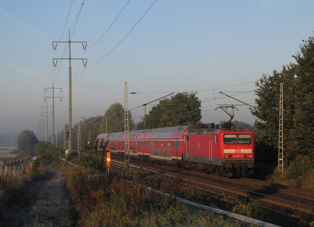 Aus dem Rcken kommend dann ein RE3 nach Stralsund ber Berlin Hbf(tief) mit 114 011-0. Diedersdorf den 11.10.2010