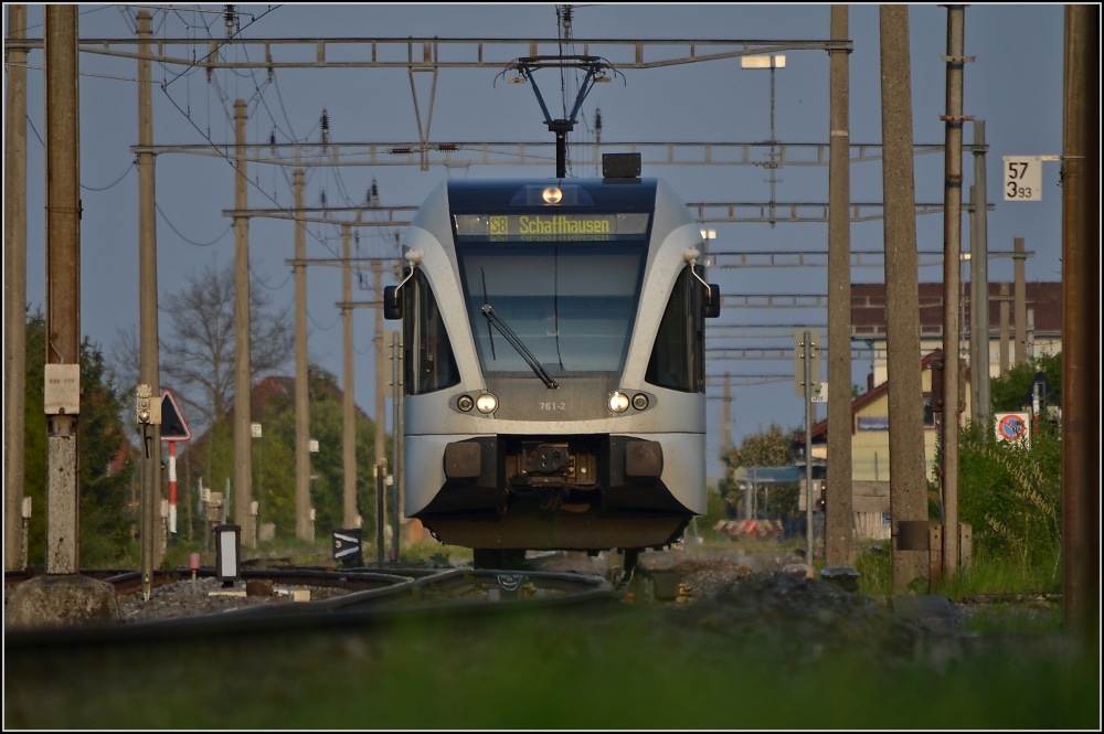 Aus dem Stammland des GTW (III). S8 nach Schaffhausen bei der Ausfahrt aus Tgerwilen-Gottlieben. April 2011.