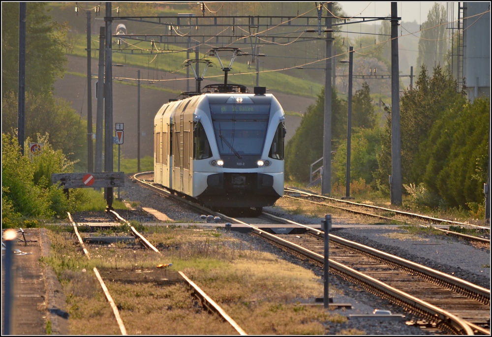Aus dem Stammland des GTW (VI). S3 Richtung St.Gallen bei der Einfahrt nach Tgerwilen-Gottlieben. April 2011.