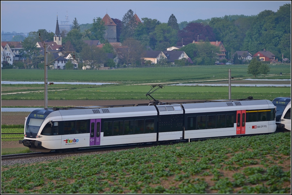 Aus dem Stammland des GTW (IX).  Nachschuss  auf die S8 nach Rohrschach vor der Kulisse der kleinsten Schweizer Gemeinde mit ihrem Schloss. Dort sa Papst Johannes XIII nach misslungener Erpressung und Flucht einst im Gefngnis. April 2011.