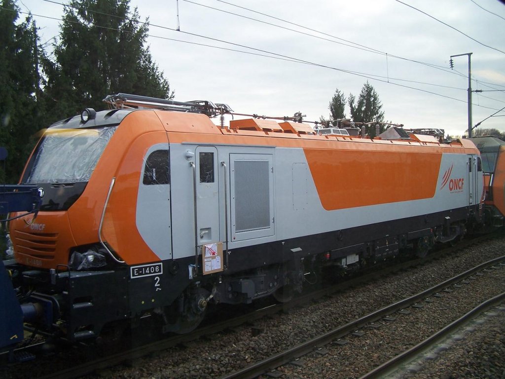 Aus dem berholenden Zug ! In Belfort wird eine neue E 1400 der ONCF zum Hafen Marseille geliefert. 04/12/09.