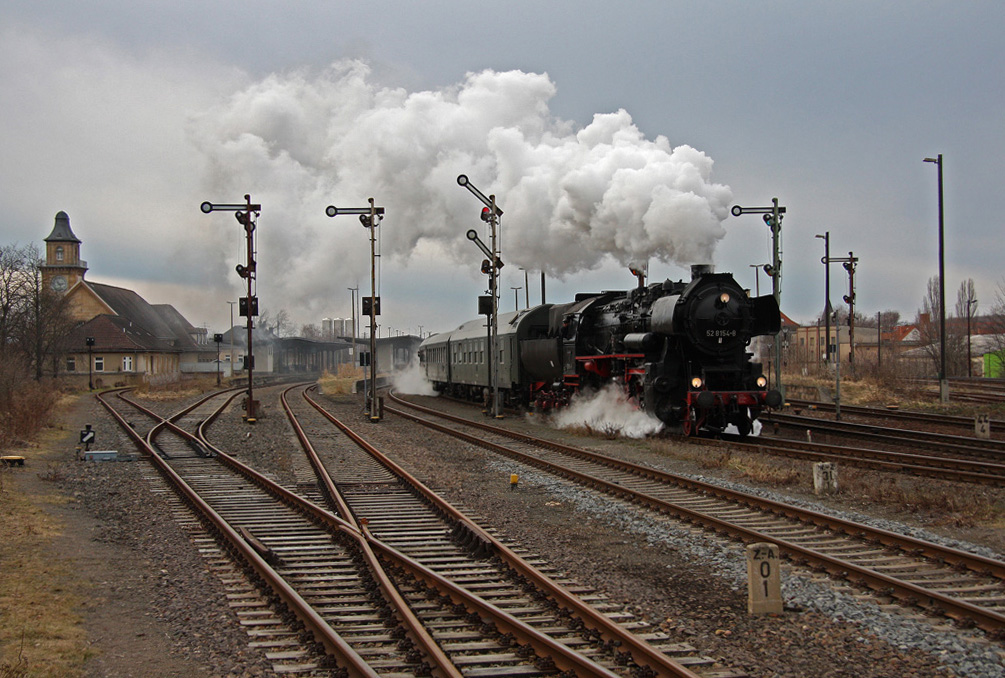 Aus diesem Grund ist Zeitz immer eine Reise wert. DPE 88843 durchfhrt bei der Ausfahrt die bekannte Signalgruppe in Richtung Leipzig, 12.02.2011.