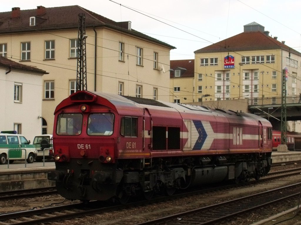 Aus Fehlern lernt man. Ich blieb auf Gleis 1 und da kahm die Entschdigung . Class 66 DE 61 im Besitz der HGK (was unschwer erkennbar ist, hier als Lokportrait). ( 20.03.2010, Regensburg) 