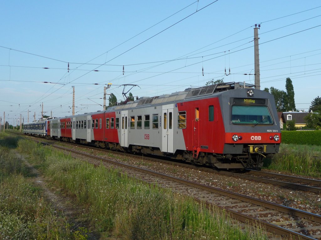 Aus Gnserndorf trifft die rotblaue Doppelgaritur aus 4020 320-0 und 4020 262-4 in Wien Sssenbrunn ein.