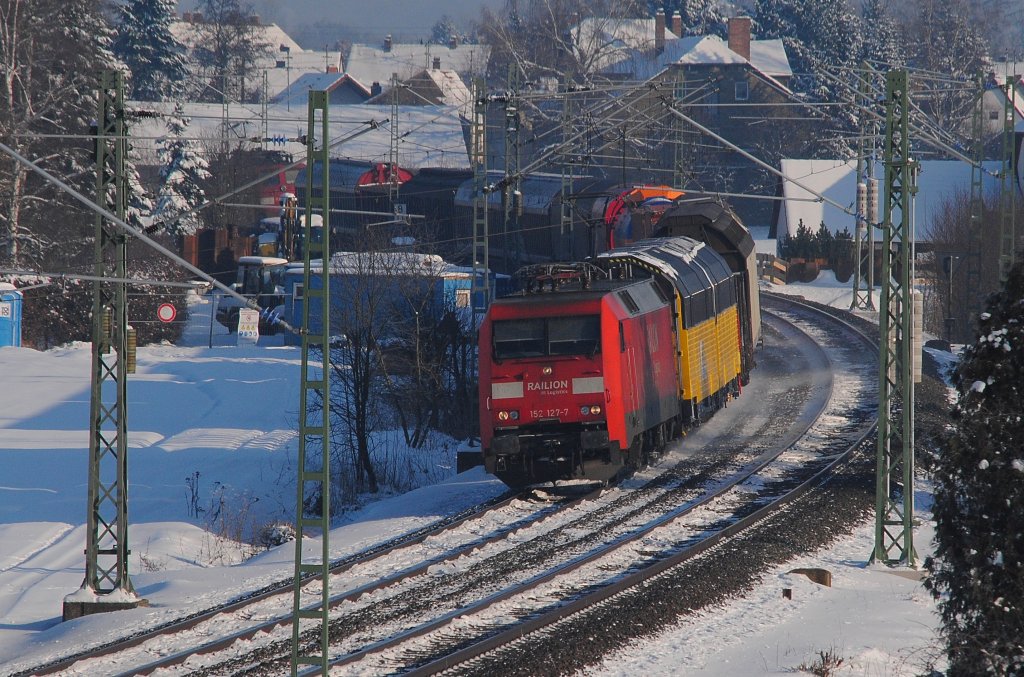 Aus der Gegenrichtung kam auch schon die n�chste 152. Hier war es am 30.12.2010 die 152 127, die mit einem gemischten G�terzug auf der Frankenwaldbahn unterwegs war.