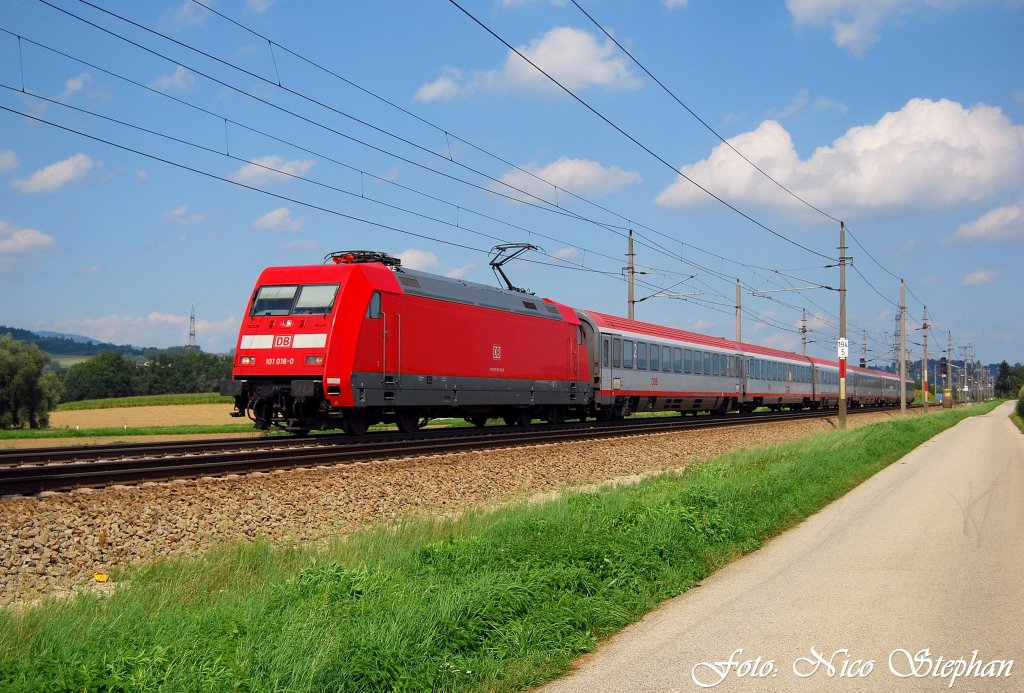 Aus der Gegenrichtung kam dieser schimmernde Lichtblick:101 018-0 mit BB IC 746  LICHT FR DIE WELT  Wien Westbahnhof - Salzburg Hbf.,Pasching (sterreichurlaub 18.08.09)