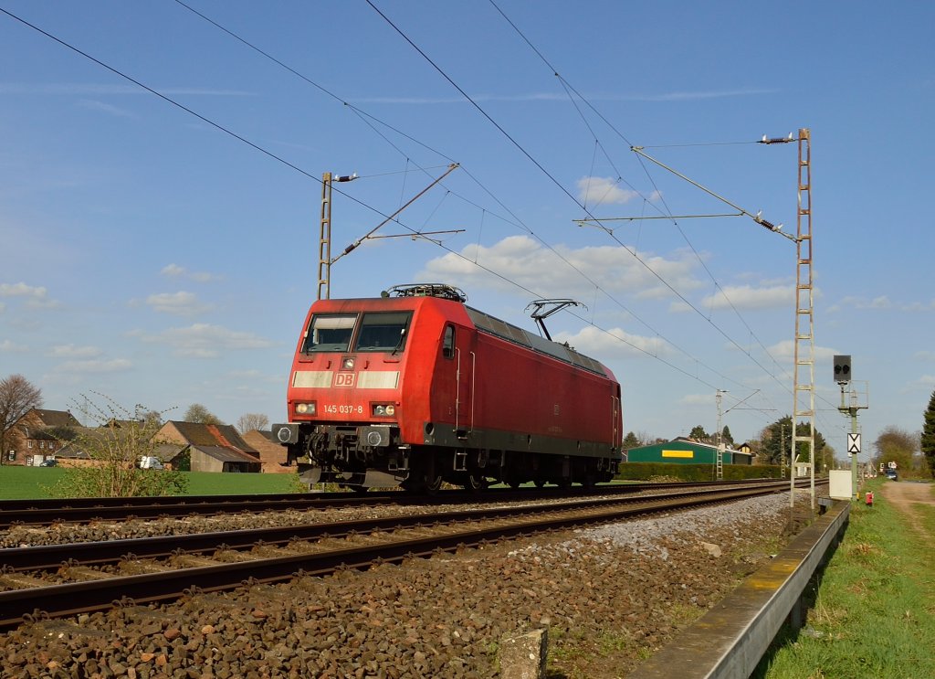 Aus Grevenbroich kommend fhrt die 145 037-8 Lz bei Gubberath in Richtung Rheydt auf der Kbs 465. Donnerstag 18.4.2013