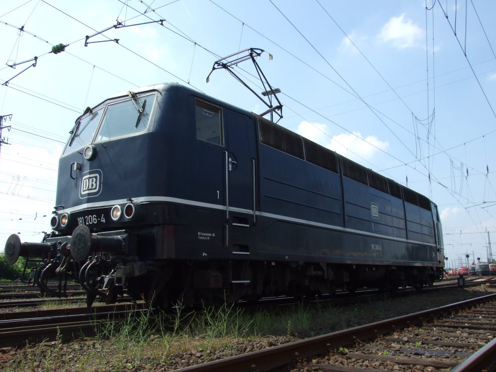 Aus der groen Lok-Parade fr mich die immer noch Schnste. 181-206 in ozeanblauer Farbgebung unter hellblauem Himmel. 
Anlass war das 10-jhrige Bestehen des DB-Museums Koblenz-Ltzel.

Koblenz, der 21. Mai 11