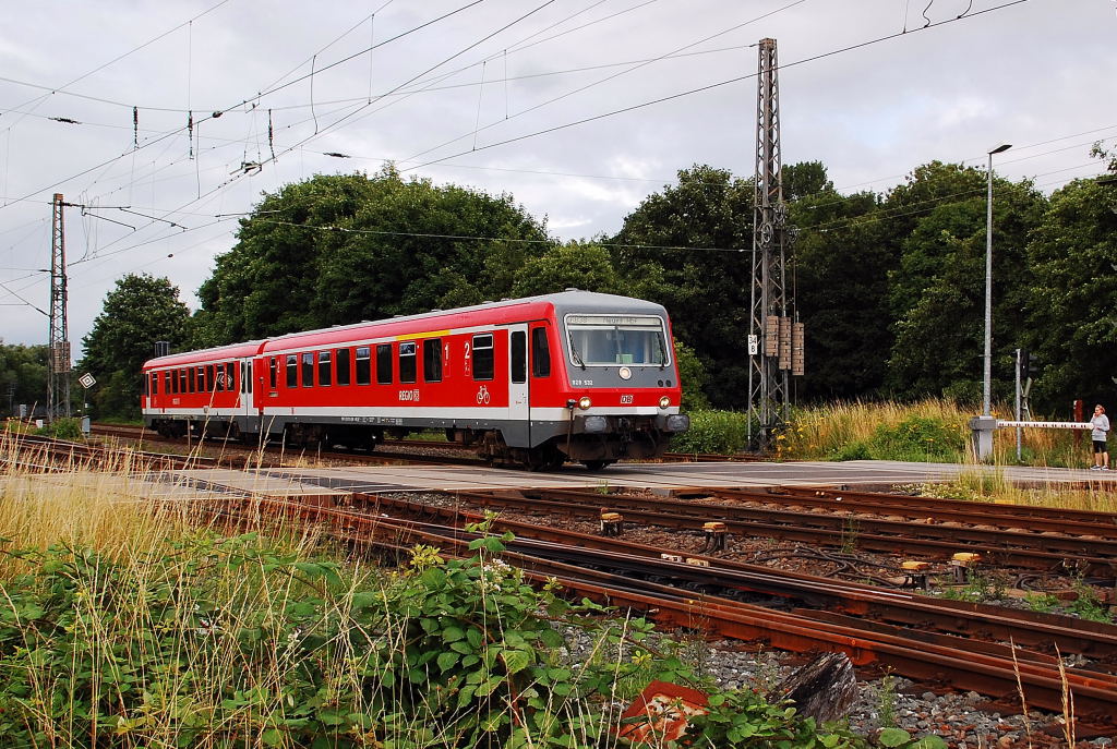 Aus Kapellen kommt der 928 532 ber den Bahnbergang Blumenstra0e in den Grevenbroicher Bahnhof eingefahren am Nachmittag des 13.8.2012