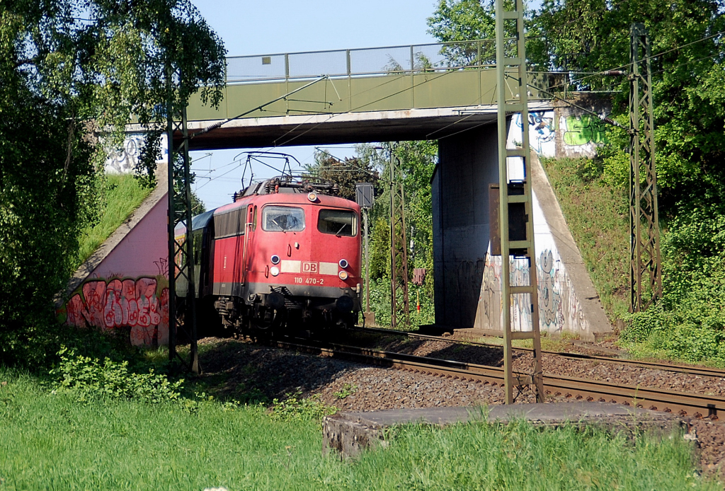 Aus Krefeld kommend unterquert hier die 110 470-2 die Strecke der U76 von Krefeld Rheinstrae zum Hbf Dsseldorf, als sie auf dem Weg nach Kln ist. Sonntag 1.Mai 2011