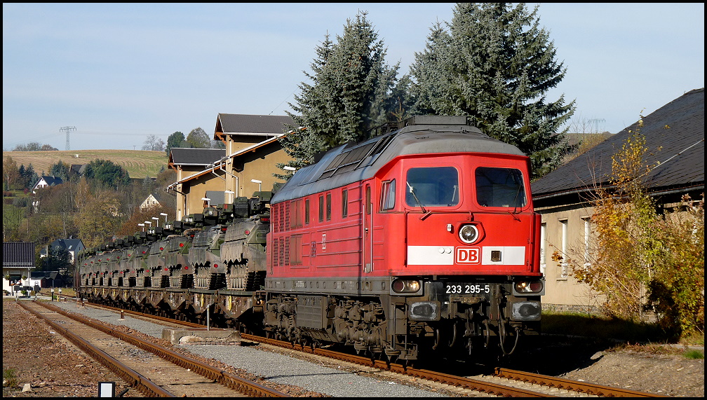 Aus Lastgrnden mssen die Zge ab Pockau-Lengefeld geteilt werden und einzeln bis Marienberg gezogen werden. Am 29.10.2010 steht 233 295 abfahrbereit mit einem Teilzug vor dem Bahnhofsgebude in Pockau-Lengefeld.