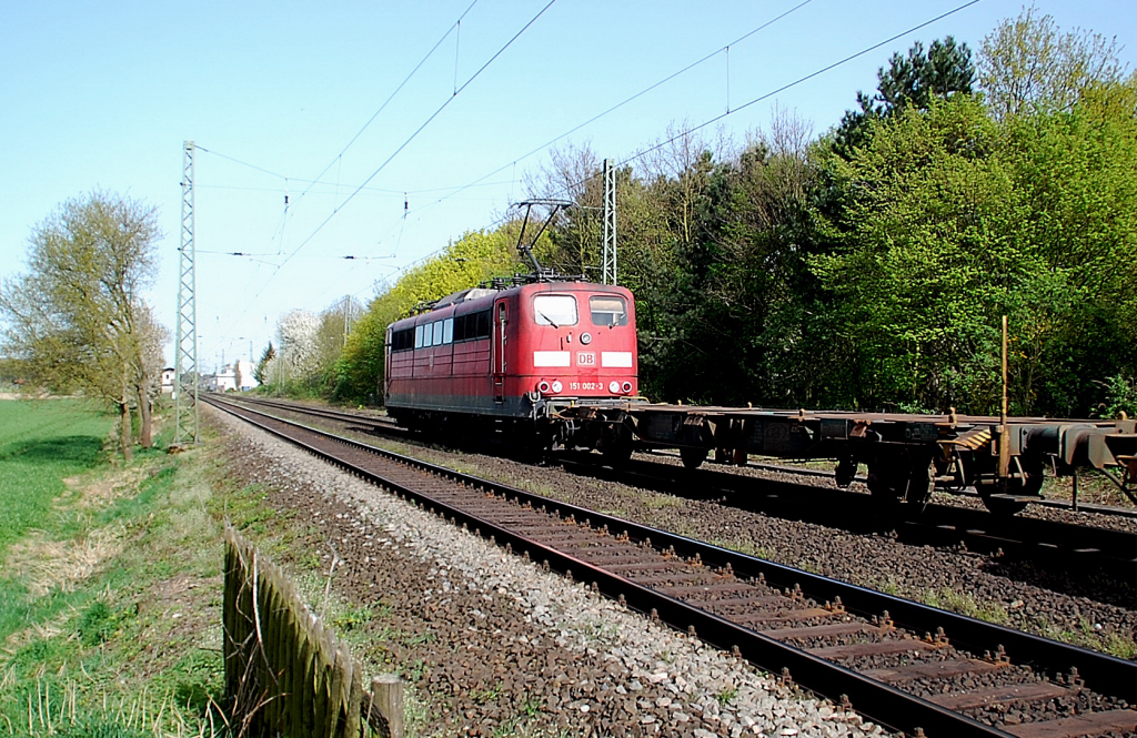 Aus lichttechnischen Gr�nden die 151 002-3 mit Containerzug im Nachschu�. Eine Gegenlichtaufnahme wollte ich mir ersparen an diesem Sonntag den 10.4.2011.