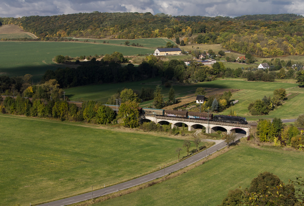 Aus luftiger H�he entstand am 11.10.12 dieses Bild.
Den Wolkenkrimi hatten wir so gut wie gewonnen und so konnten wir eine unbekannt gebliebene ES 64 F4 bei Saaleck in Szene setzen.