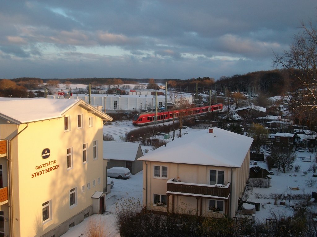 Aus meinen Zimmerfenster sah ich am 01.Dezember 2010 diesen einfahrenden Flirt 429 in Bergen/Rgen.  