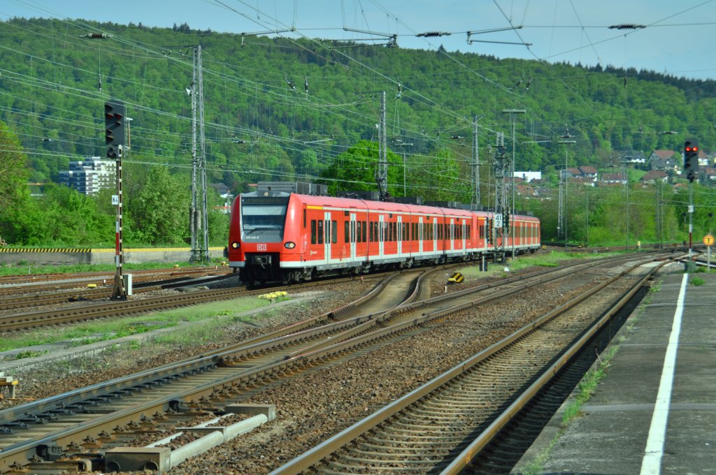 Aus Mosbach West kommt eine S2 Einheit von 425 226-8 gefhrt in Neckarelz eingefahren. 6.5.2013