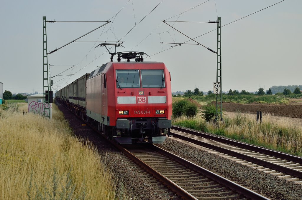 Aus Nievenheim kommend ist die 145 031-1 mit einem Ambrogio Klv bei Allerheiligen gen Neuss unterwegs. 13.7.2013