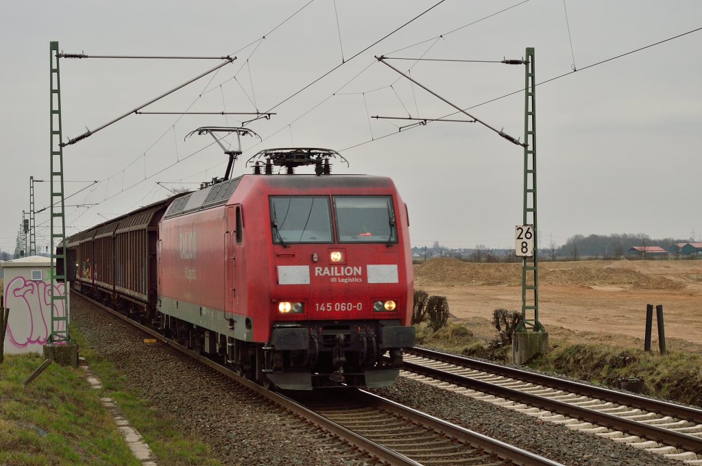 Aus Nievenheim kommend ist hier die 145 060-0 bei Allerheiligen mit Schiebewandwagen und einem Gastankwagen gen Neuss gefahren. 5.4.2013