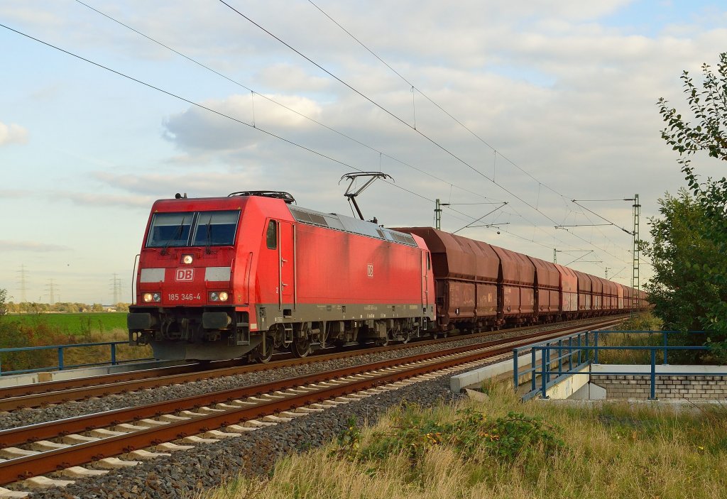 Aus Nievenheimer Richtung kommend an der K33 Br�cke ist die 185 346-4 mit einem Leerzug nach Neuss bei Allerheiligen zu sehen. 10.10.2012