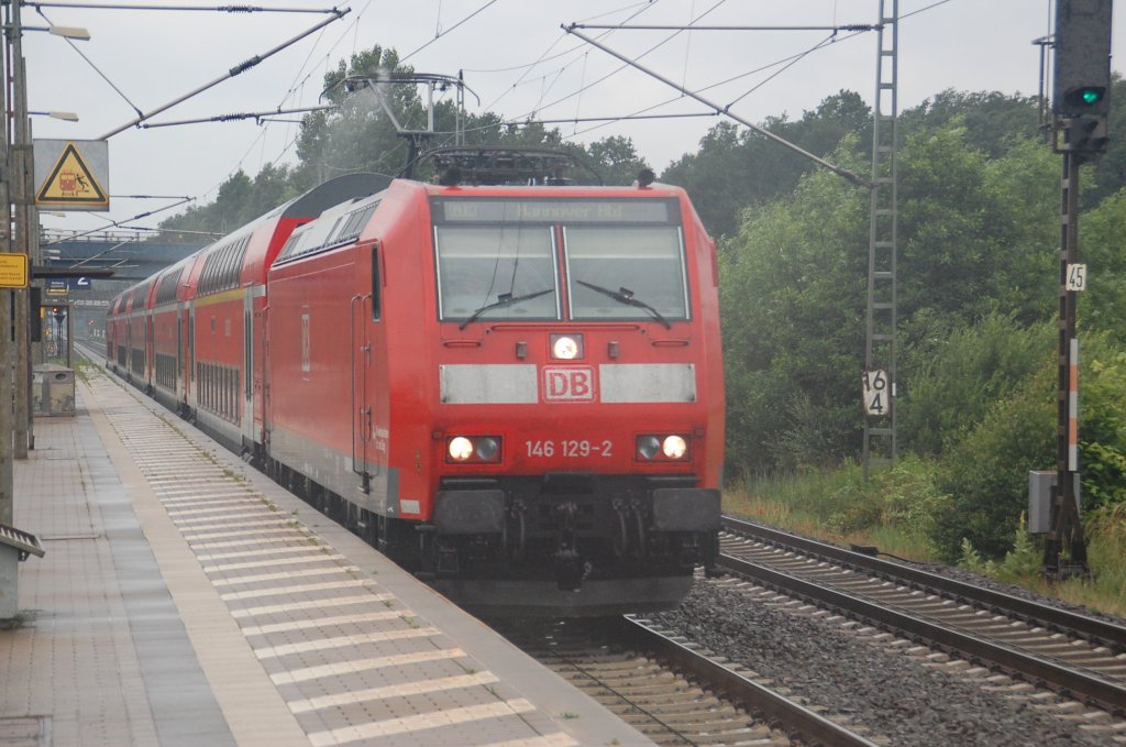Aus Norddeich Mole kommt die 146 129-2 mit ihrem RE durch Dedensen-G�mmer gefahren am Sonntag den 19.6.2011 bei recht heftigem Regen.