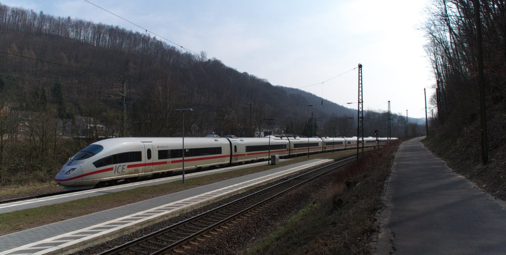 Aus Paris, nicht einfach nur zum Spa....denn ich bin einer der Frankreich tauglichen ICE und verkehre planmig zwischen Frankfurt/Main und Paris.

Daher hat man mich von Tz 4613 oder 406 013 in Tz 4685 oder 406 085 umbenannt.
Eine Namen habe ich auch bekommen  Schwbisch Hall  und das macht mich eigentlich zu etwas besonderem.
Ich war nmlich der erste ICE der in London war, zwar nicht immer aus eigener Kraft aber immerhin.
Nur im Kanaltunnel wurde es mir schon ganz schn mulmig.

So ihr Lieben jetzt zuckele ich noch ein paar Kilometer durchs Saarland.
Vor etwas mehr als 2 Stunden bin ich aus Paris losgefahren, bis kurz vor Herny darf ich schon mal 320 Sachen aber dann beginnt der gemtliche Teil durch Lothringen und das Saarland, erst hinter Homburg/Saar an der Grenze zur Pfalz darf ich wieder auf lppische 160 Km/h beschleunigen.

Man sieht sich euer ICE  Schwbisch Hall 

04.04.2013 Bahnstrecke 3250 Saarbrcken - Homburg bei Scheidt