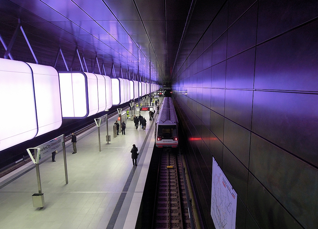 Aus der prunkvollen Halle der Station  HafenCity Universit�t  f�hrt der Zug auf der neuen Hamburger U-Bahnlinie U4 nach kurzem Aufenthalt zur�ck Richtung Jungfernstieg und weiter nach Billstedt. 2.12.2012