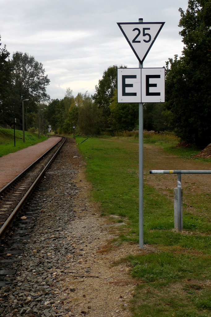 Aus Radeburg kommend wird der Haltepunkt Brnsdorf erreicht , da nun lngere Zeit keine Bahnbergnge folgen und die Strecke  relativ gerade verluft findet sich hier das Signal Zs3 in Kombination mit Lf 3.  03.10.2012 11:50 Uhr