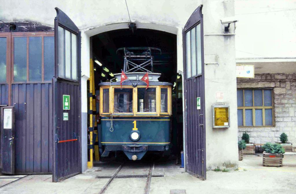 Aus der Remise an der Endhaltestelle hoch ber der Stadt Triest lugt
Oldtimer TW Nr. 1 am 15.10.2002.