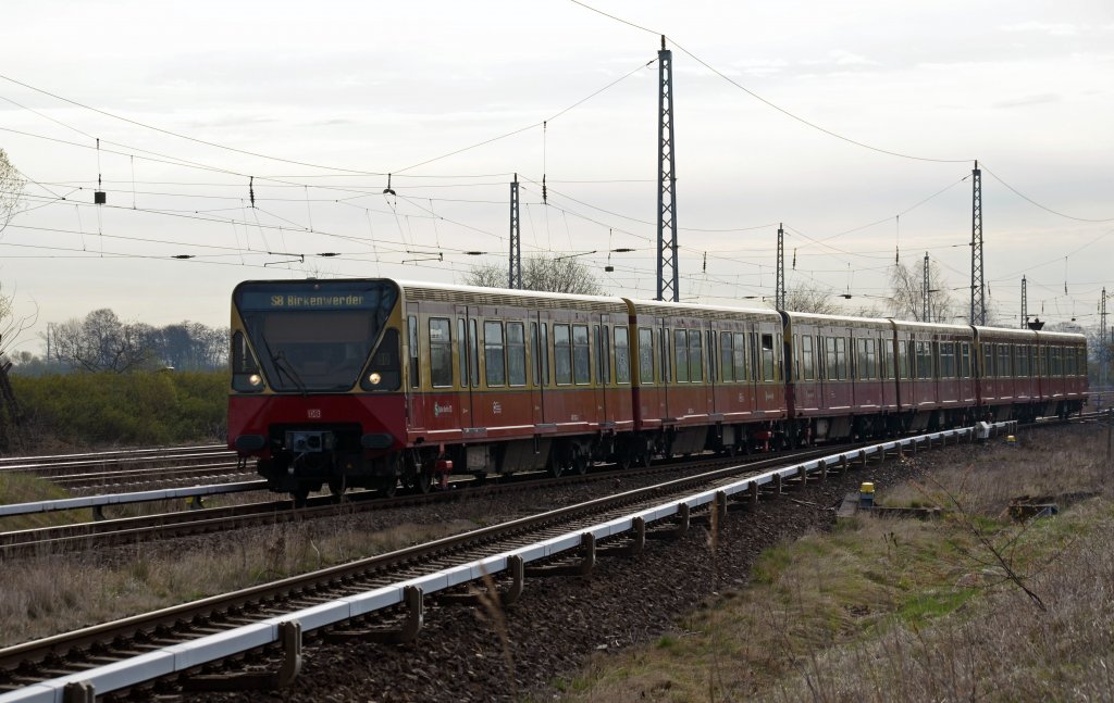 Aus Richtung Berlin kommend erreicht eine S-Bahn nach Birkenwerder am 11.04.12 Schnflie.