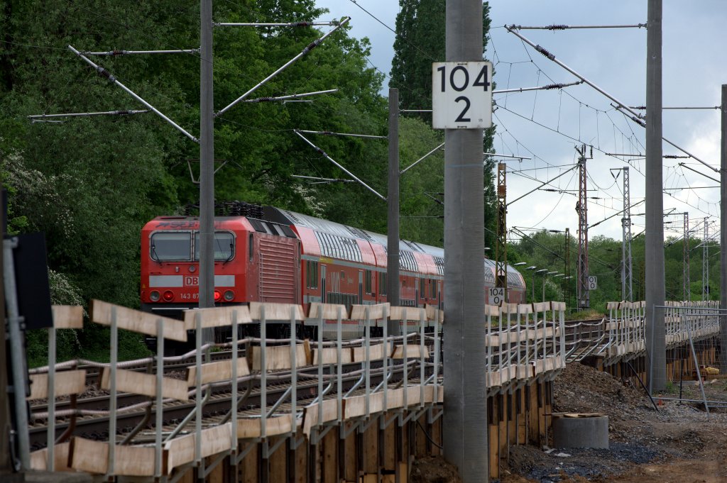 Aus Richtung Dresden ist die Kilometrierung anders, hier z�hlt sie bis Leipzig.
KM 104.2 wurde gerade von 143 875 , den Zug der Linie S1 auf dem Gegengleis Richtung Coswig schiebend ,passiert. 18.05.2013   14:22 Uhr.