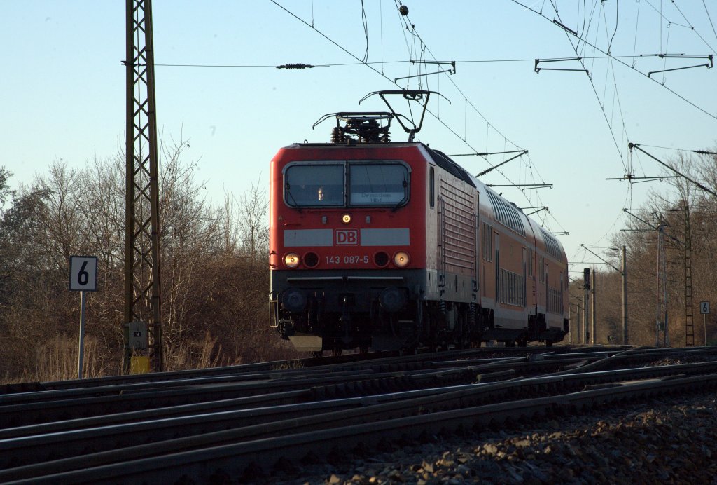 Aus Richtung Elsterwerda kommend   schaukelt   E 143 087-5 ber die Weiche um am Bahnhof Radebeul Naundorf  planmig mit der RB nach Dresden zu halten.
Radebeul Naundorf  ist wirklich noch ein besetzter Bahnhof, aktuell werden die
Halbschranken und die Weichen von hier aus bedient. 