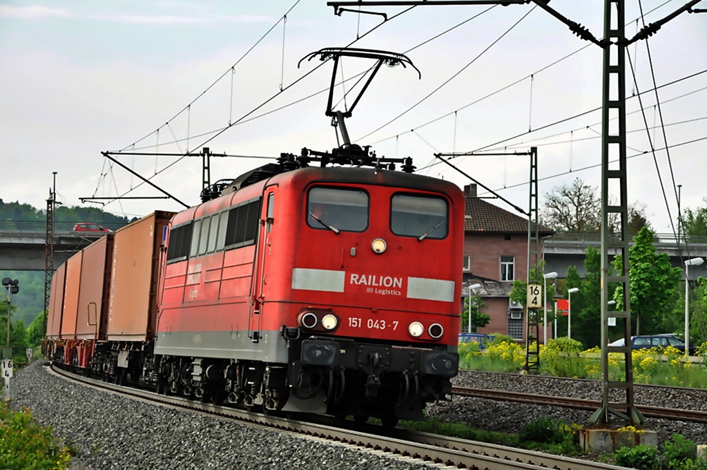 aus Richtung Gemnden kommt 151 043 durch den Bf Retzbach Richtung Wrzburg am 11.05.2010
